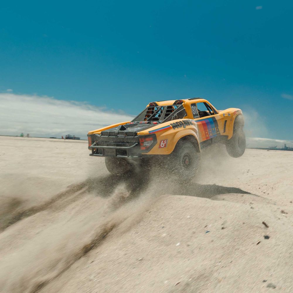 Arrma Mojave 6S V3 Limited Edition gialla in salto sulla sabbia