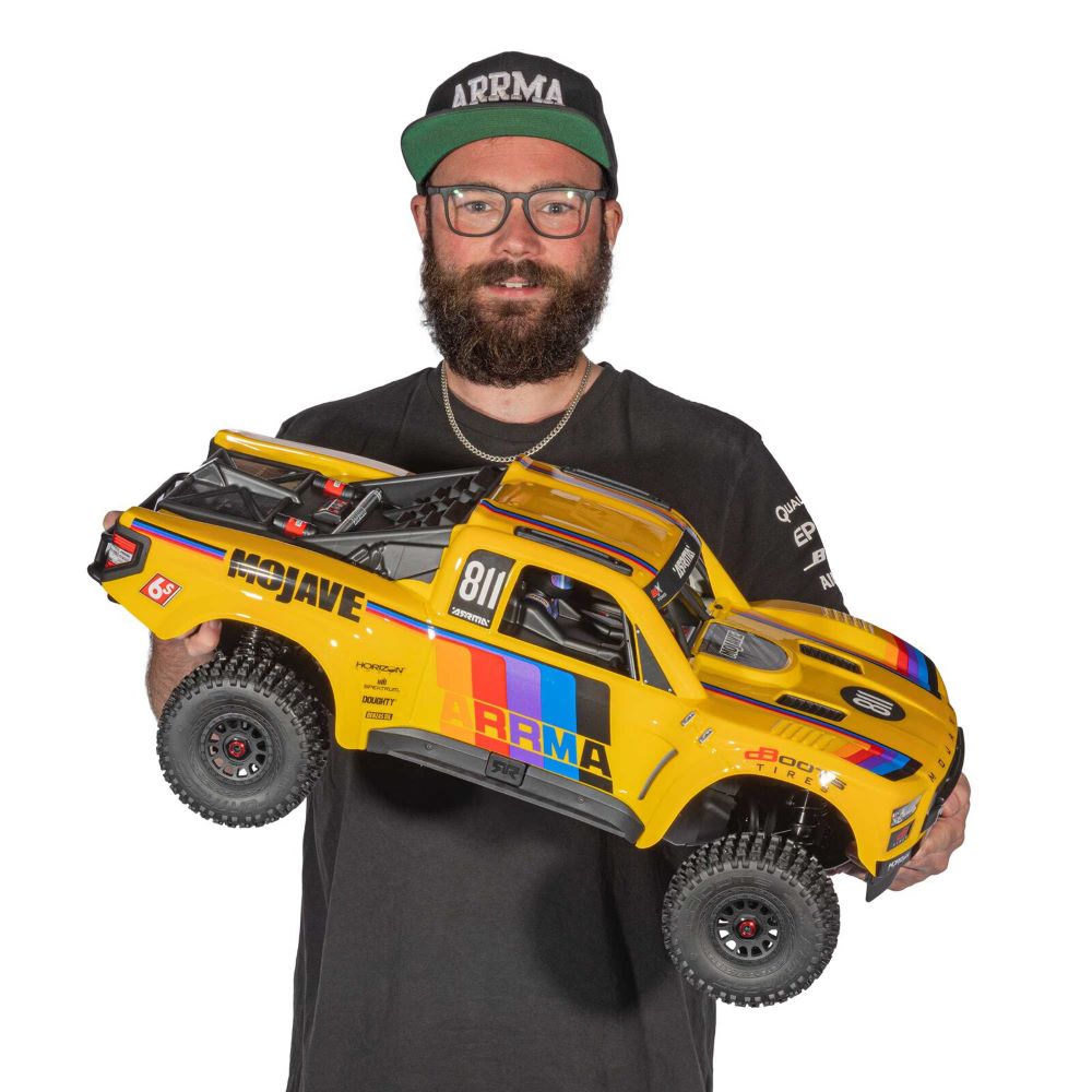 La Arrma Mojave 6S V3 tenuta in braccio per mostrare le dimensioni